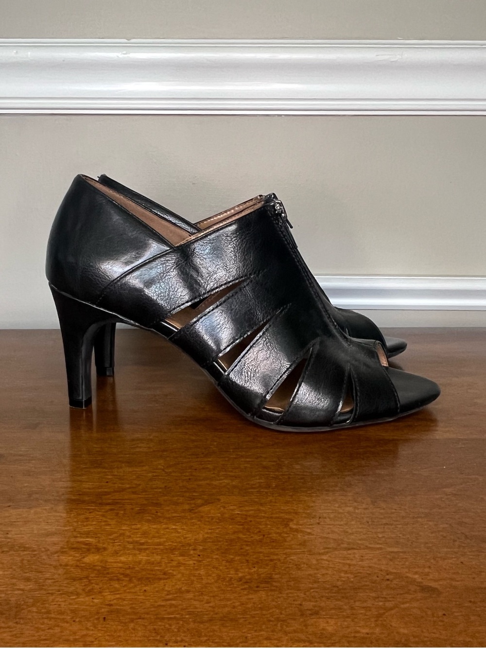 Black Leather Peep Toe Zip Front Shooties Heeled Ankle Booties Cutout Size 8.5 - Picture 9 of 12